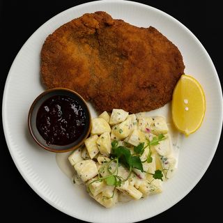 Șnițel vienez cu salată de cartofi și sos de coacăze