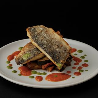 File de păstrăv cu legume la plită și sos romesco