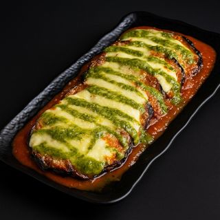 Parmigiana di melanzane cu sos de roșii și mozzarella