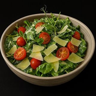 Mix de salată cu roșii cherry și parmesan