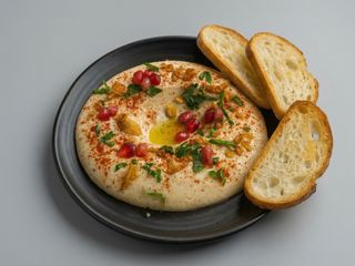 Hummus făcut în casă cu pâine prăjită