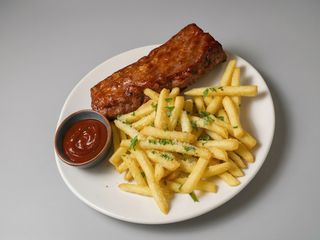 Coaste de porc gătite lent cu cartofi prăjiți cu parmesan