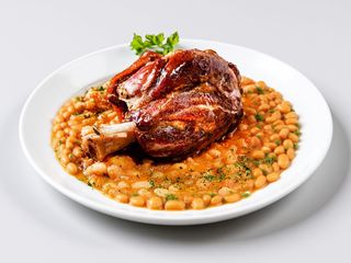 Ciolan de porc cu iahnie de fasole