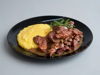 Pastramă de oaie la tigaie cu mămăligă