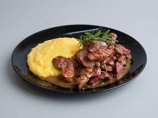 Pastramă de oaie la tigaie cu mămăligă