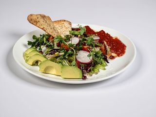 Salată cu avocado și tofu glasat în dulceață de roșii cu busuioc