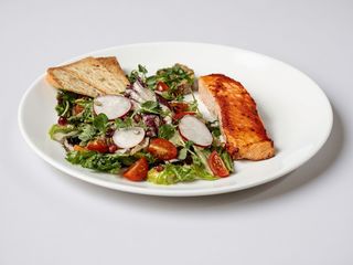 Salată cu somon copt și guacamole