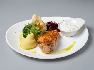 Piept de pui copt în crustă cu unt și semințe cu legume glasate