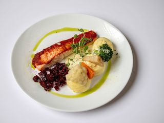 Pralină din somon copt, glasat cu unt