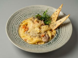 Penne Quattro Formaggi cu legume și mușchiuleț de porc