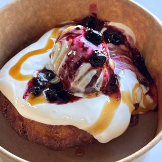 Papanasi cu dulceata si smantana