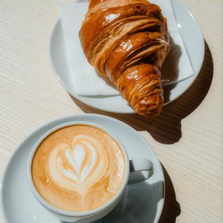 Croissant + cappuccino