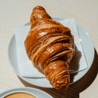 Croissant cu unt