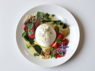 Salată cu burrata și pesto