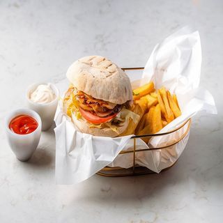 Sandwich cu piept de pui la grătar