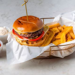 Hamburger Gourmet din vită și french fries