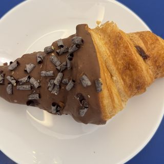 CROISSANT UMPLUT CU CREMA DE CIOCOLATA 130 g