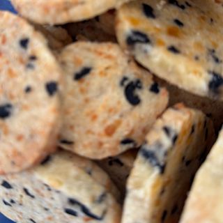 Biscuiti cu cascaval si masline 200 g