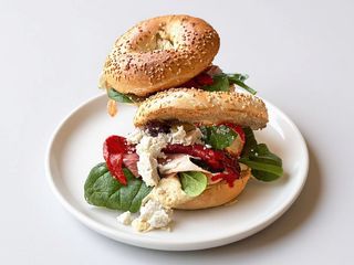 Bagel cu humus si legume