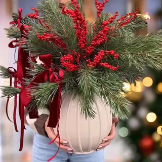 Aranjament de Crăciun cu brad natural și bobițe roșii, în vas ceramic elegant