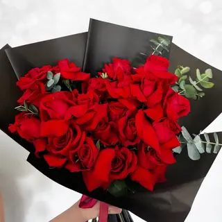 Crimson Love – Buchet de 15 Trandafiri Roșii