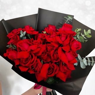 Crimson Love – Buchet de 15 Trandafiri Roșii