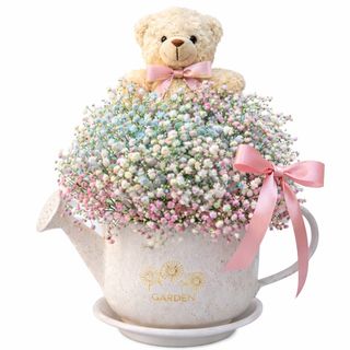 Aranjament floral cu ursuleț – flori pastel în stropitoare decorativă