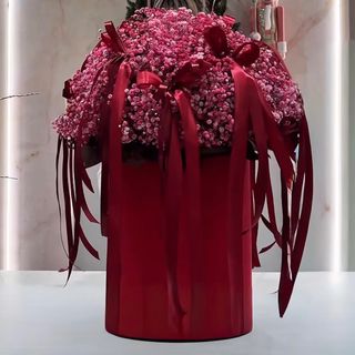 Aranjament floral de Crăciun în cutie roșie cu flori roz și decor festiv