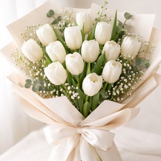 Buchet de lalele albe – 13 fire, elegant și luminos