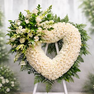 Coroană funerară inimă din trandafiri albi – flori naturale premium
