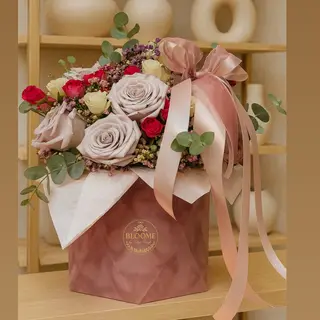 Rosée de Velours - Aranjament Floral Elegant Roz Pudrat cu Trandafiri și Flori Mixte în Cutie Premium