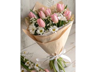 Blush Meadow - Buchet lalele roz si margarete albe – aranjament fresh de primavara