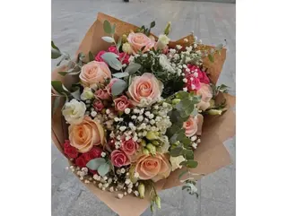 Peach Harmony - Buchet cu trandafiri peach, mini trandafiri si eucalipt – aranjament floral romantic premium