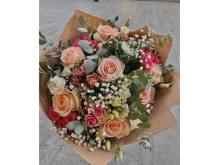 Peach Harmony - Buchet cu trandafiri peach, mini trandafiri si eucalipt – aranjament floral romantic premium