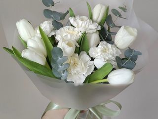 White Serenity - Buchet lalele albe si garoafe premium