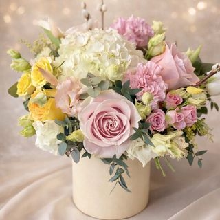 Aranjament floral pastel in cutie crem cu trandafiri si hortensie – cadou elegant premium