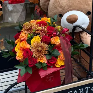 Amber Flame - Aranjament Floral Colorat cu Trandafiri și Crizanteme în Cutie Roșie Premium