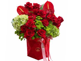 Aranjament Luxury cu Trandafiri Rosii, Anthurium si Hortensie Verde