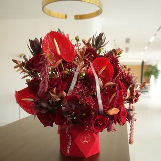 Rouge Majesté - Aranjament Floral Premium Roșu cu Anthurium și Trandafiri în Cutie Elegantă
