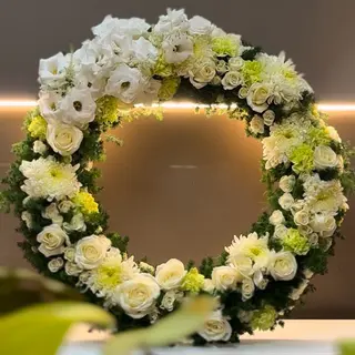 Coroană funerară rotundă albă – flori naturale elegante