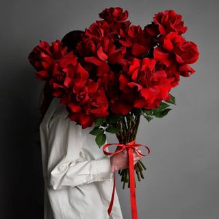 Buchet 15 trandafiri rosii premium – buchet romantic clasic de impact