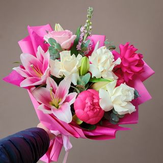 Buchet cu Crini Roz, Bujor si Trandafiri Premium