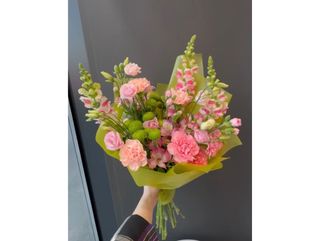 Lime Blush Bloom - Buchet roz cu garoafe, lisianthus si flori verzi – aranjament floral vesel