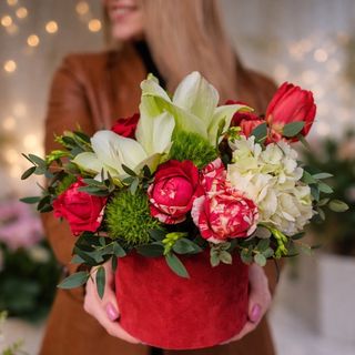 Aranjament floral in cutie rosie cu trandafiri si hortensie – cadou elegant premium