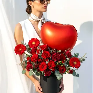 BLOOME Red Heart Passion – aranjament floral cu trandafiri si balon inima