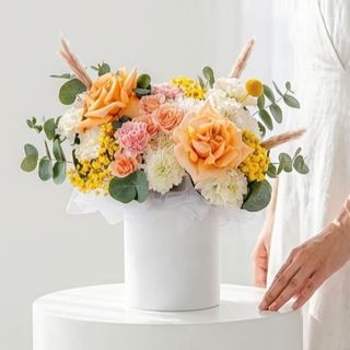 Aranjament floral pastel in cutie alba – trandafiri peach, flori delicate si accente naturale