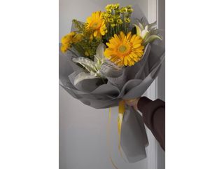 Golden Radiance - Buchet cu gerbera galbene si crini albi – aranjament solar elegant