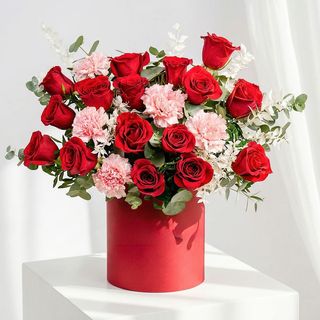 Aranjament floral in cutie rosie cu trandafiri rosii si flori roz – cadou romantic premium