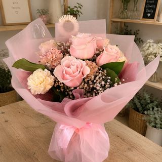 Buchet Roz cu Trandafiri și Gypsophila