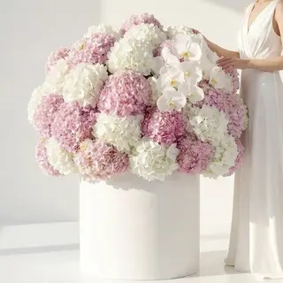 Grand Opulence Bloom – Aranjament floral gigant cu hortensii si orhidee albe premium